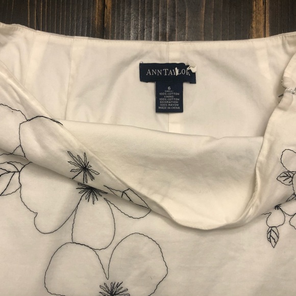 ANN TAYLOR White Pencil Skirt w/Beautifully Detailed Black Floral Embroidery SZ6 - Picture 3 of 5